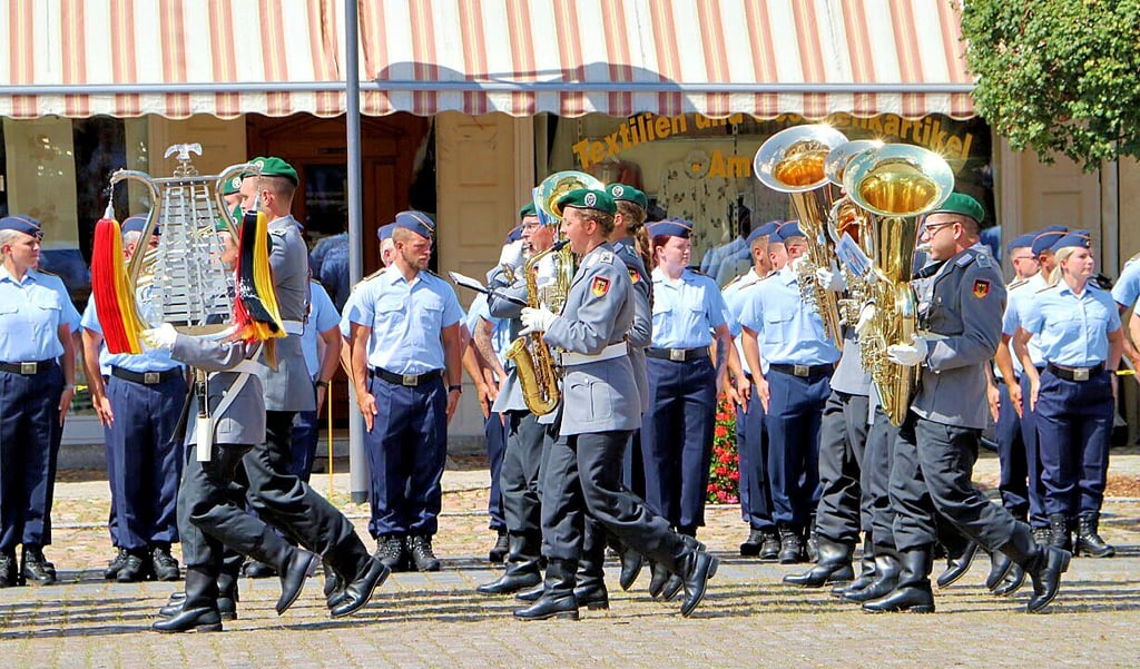 Das Heeresmusikkorps aus Neubrandenburg begleitet das militärische Zeremoniell in der Jessener Innenstadt.
