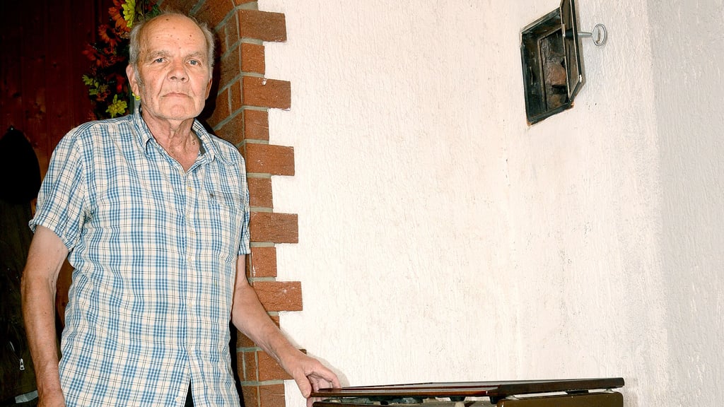 Das Rohr zum Schornstein ist schon abgebaut: Der Ofen, den Dieter-Ernst Wolf im Flur seines Klötzer Hauses jahrelang angefeuert hat, muss nun kalt bleiben.