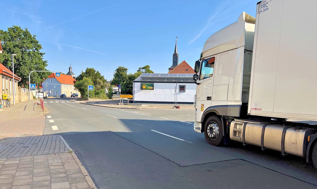 Die Ortsdurchfahrt der Bundesstraße 180 in Schneidlingen ist in der Mitte des Dorfes sehr eng. Sie ist nur ganz knapp von den angrenzenden Wohnhäusern entfernt. Der viele Schwerlastverkehr sorgt für Lärm, Dreck und Staub.