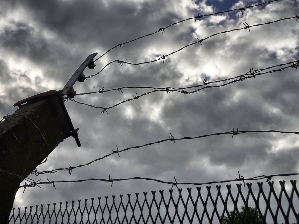 Der Metallzaun kam aus der Bundesrepublik, hier und da hängt er heute noch.