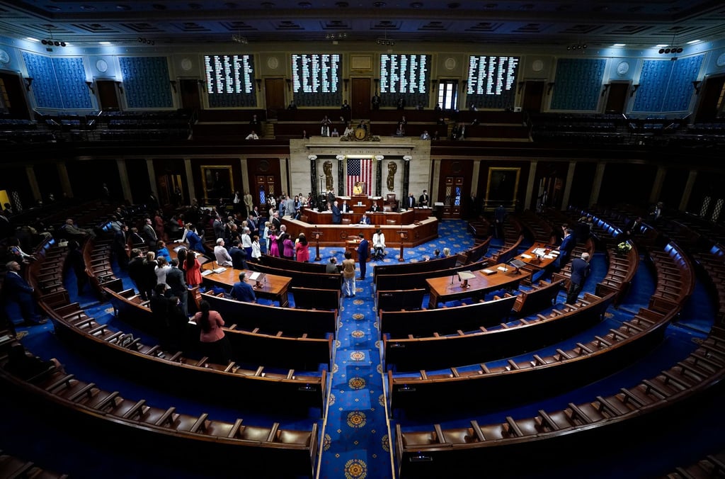 Nancy Pelosi, Sprecherin des Repräsentantenhauses, beendet die Abstimmung über das Klima- und Gesundheitsgesetz der Demokraten.