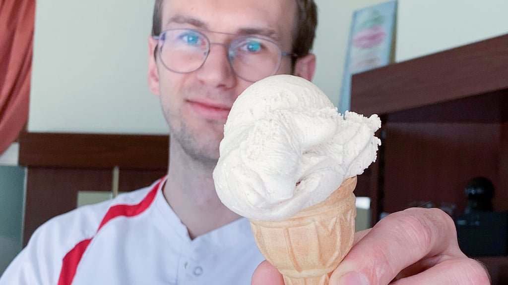 Marc Plato kredenzt ein Zimteis.