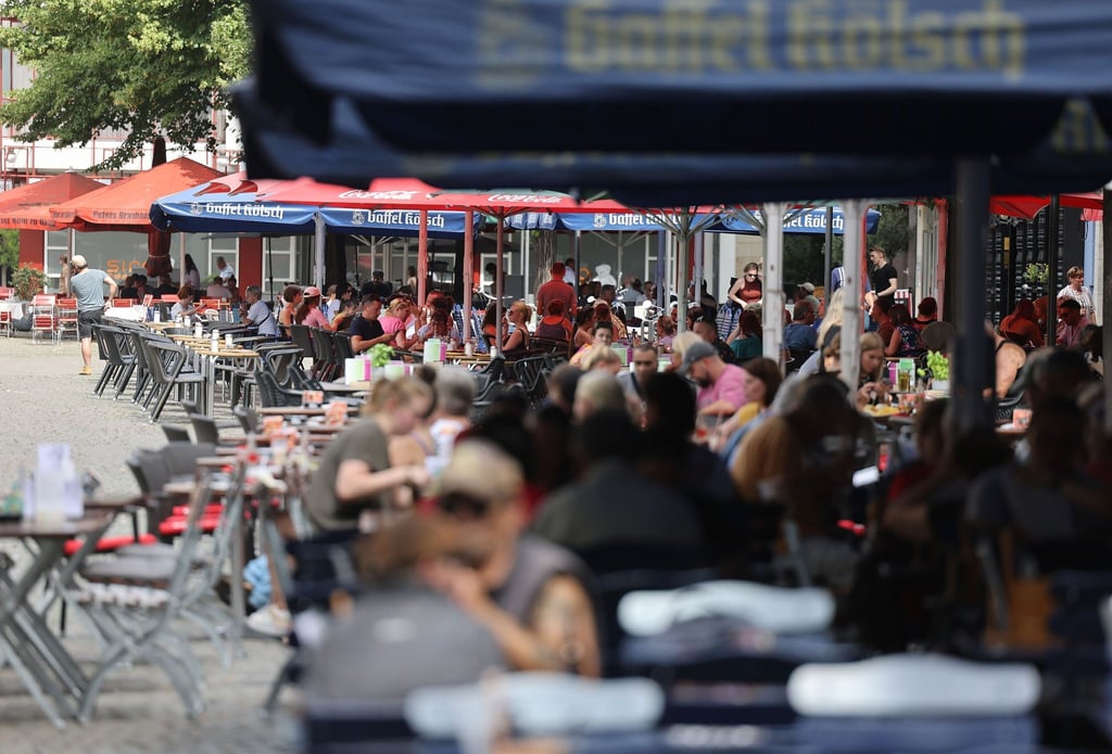 Biergärten und Cafés mit Terrasse sind derzeit voll - so wie hier in der Kölner Innenstadt.