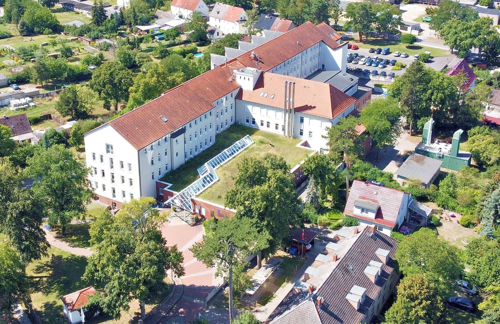 In den 130 Jahren seines Bestehens erlebte das heutige Agaplesion Diakonie-Krankenhaus Seehausen viele Erweiterungen, Anbauten, eine Aufstockung und Sanierungsmaßnahmen, um den heutigen Stand zu erreichen.
