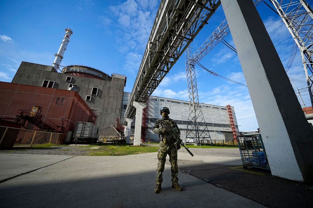 Ein russischer Soldat bewacht einen Bereich des Kernkraftwerks Saporischschja. Das Foto wurde während einer vom russischen Verteidigungsministerium organisierten Reise aufgenommenen.