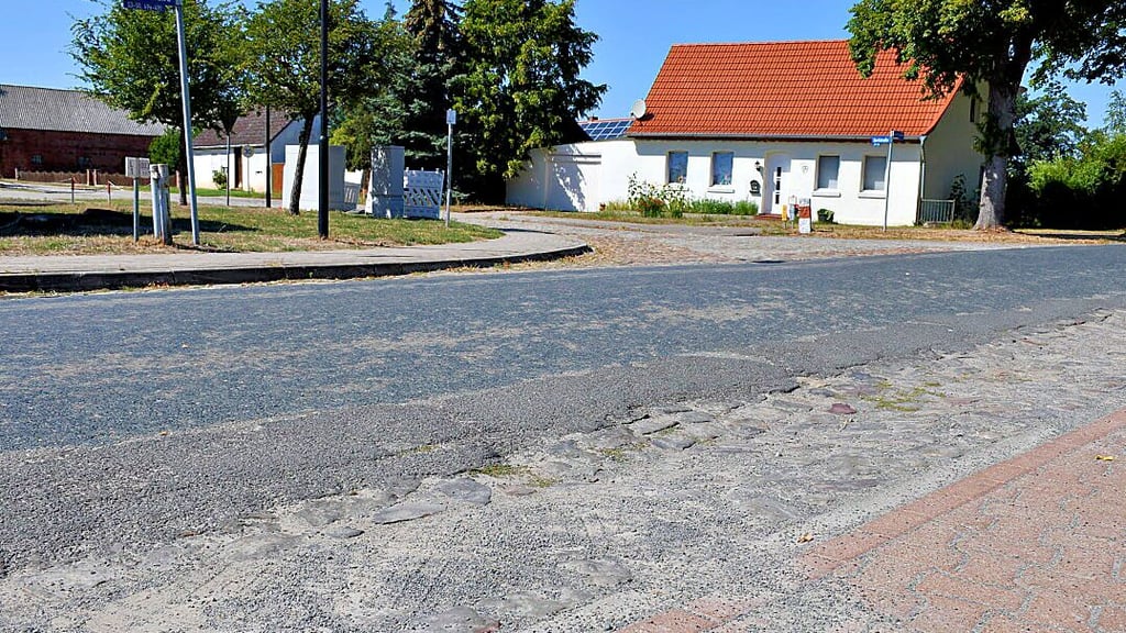 Die Ortsdurchfahrt wird seitens des Landes Sachen-Anhalt erneuert, darum ist auch der Ortskern kurzzeitig nicht zu erreichen.