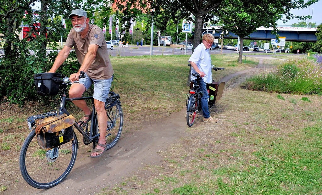Wolfgang Beier und Jürgen Canehl vom Magdeburger ADFC mahnen eine Verbesserung des Verbindung zwischen Elberadweg und dem Weg entlang dem Schleinufer an.
