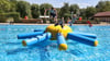 Marek (13), Milan (8) und Elias (11) haben auf der Wasserkrake im Allstedter Sommerbad großen Spaß.