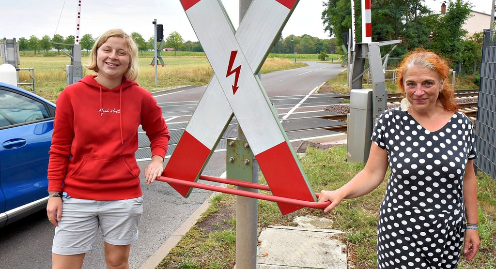 So einen prominenten Geburtsort hat auch nicht jeder: Am 26. Juli 2001 kam Frieda-Marianne (links) vor dem Gnadauer Bahnübergang zur Welt. Nach 21 Jahren war Frieda zusammen mit ihrer Mutter Christina zum ersten Mal wieder am Ort des Geschehens.