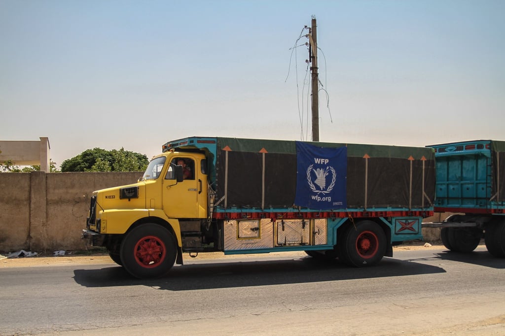 Ein UN-Hilfskonvoi, bestehend aus 14 mit Hilfsgütern beladenen Lastwagen, erreicht die vom syrischen Regime kontrollierten Gebiete am Grenzübergang Saraqib.