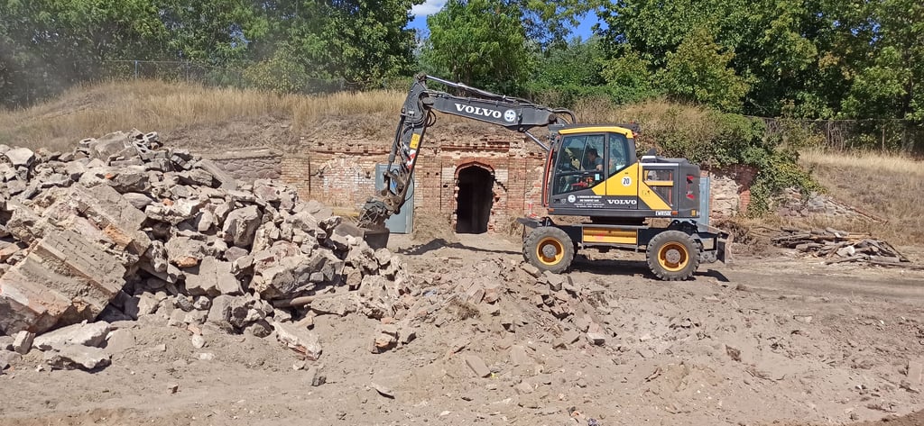Das Fort VII auf dem Gelände von TuS 1860 Magdeburg-Neustadt wird derzeit mit Baggern bearbeitet. Alte Festungsanlagen werden zugänglich gemacht.
