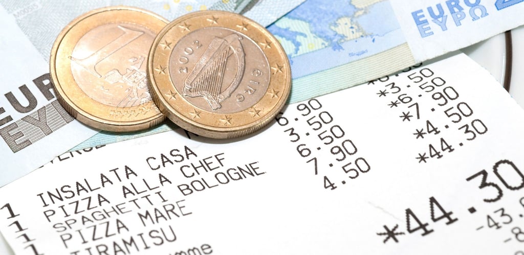 Das Trinkgeld steht in der Regel der Servicekraft zu, die es direkt vom Gast bekommt.