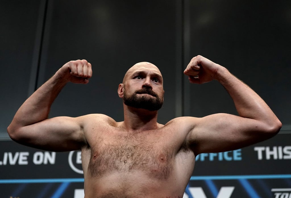 Tyson Fury zeigt während einer Pressekonferenz seine Muskeln.