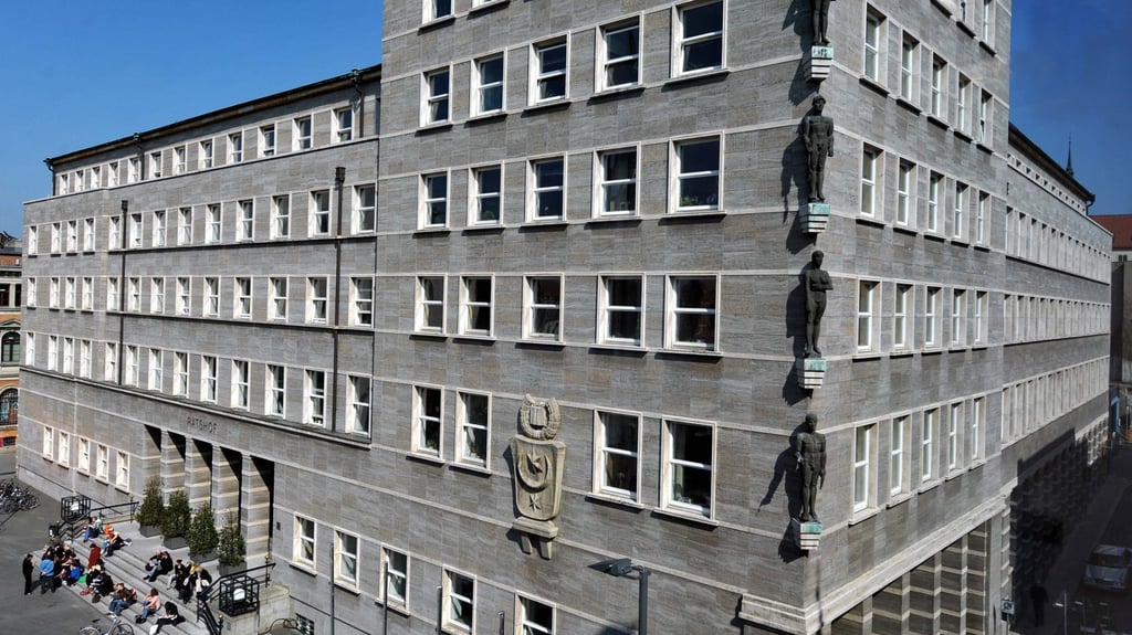 Der Posten des Beigeordneten für Bildung und Soziales im halleschen Ratshof soll bald neu besetzt werden.
