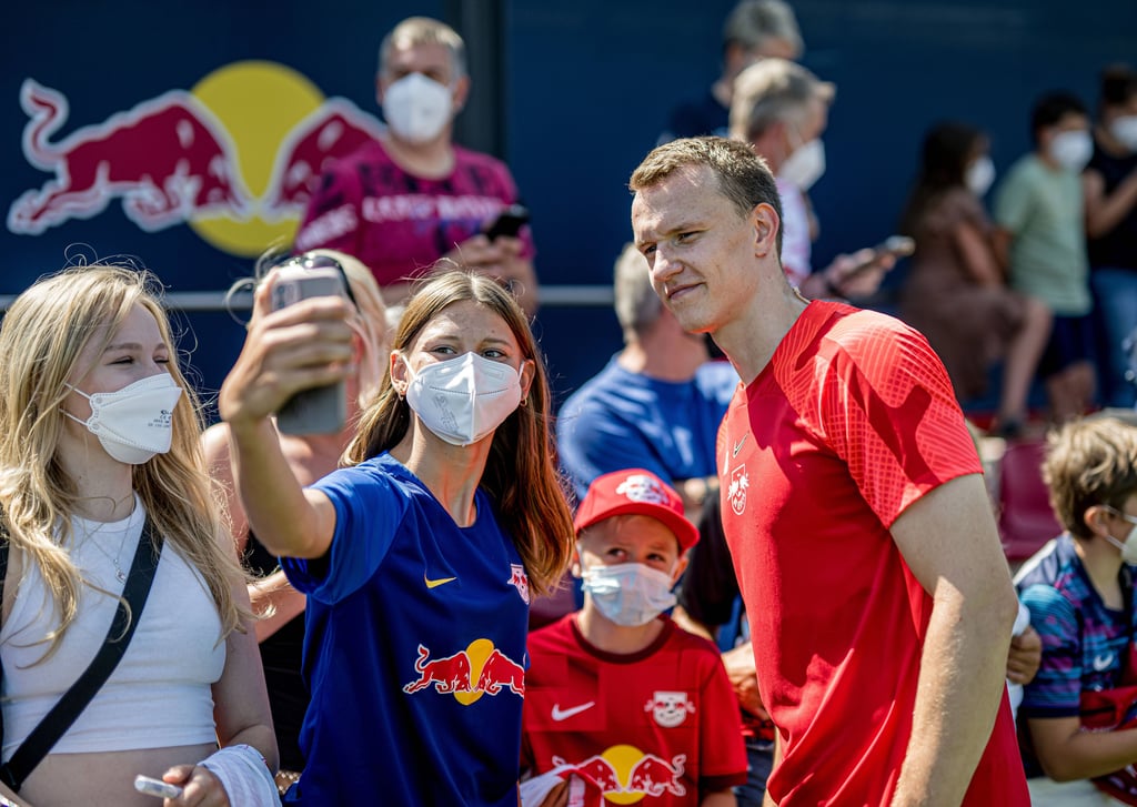 Lukas Klostermann kann momentan nicht mit dem Team Fußball spielen.