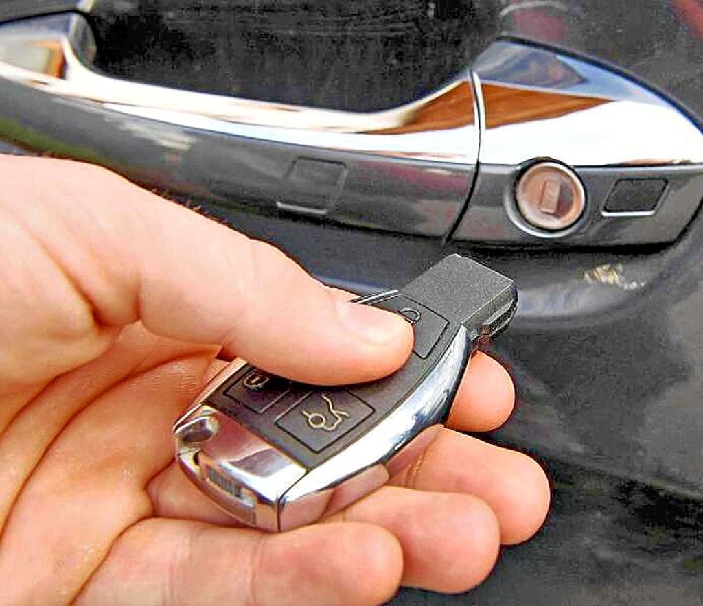 Mit Hilfe einer solchen „Keyless-Vorrichtung“ muss kein Schlüssel mehr gesteckt und nicht einmal ein Knopf gedrückt werden. Das Auto öffnet sich, sobald das Gerät in unmittelbarer Nähe ist.