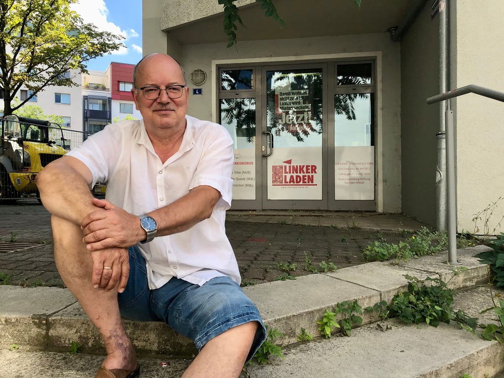 Linken-Fraktionsvorsitzender Bodo Meerheim vor dem Linken-Laden in der Geiststraße.