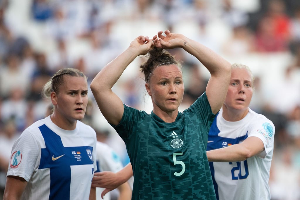 Deutschlands Marina Hegering und Finnlands Eveliina Summanen stehen nebeneinander.