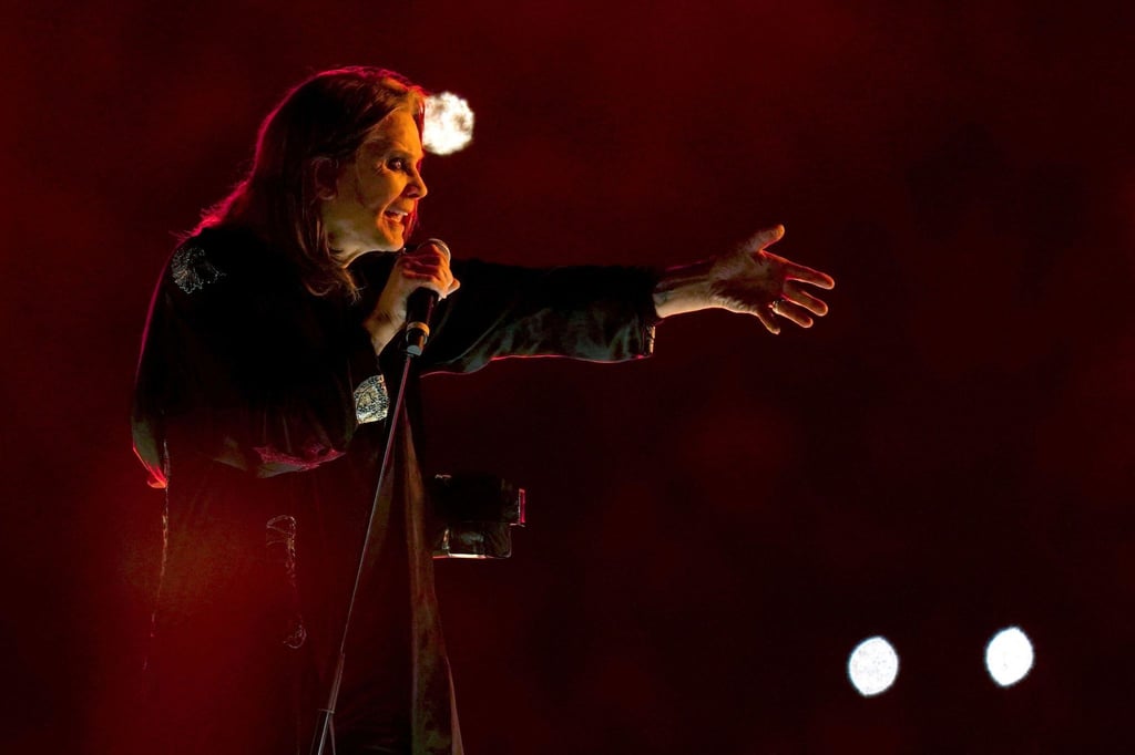 Rockstar Ozzy Osbourne tritt während der Abschlusszeremonie der Commonwealth Games im Alexander-Stadion auf.