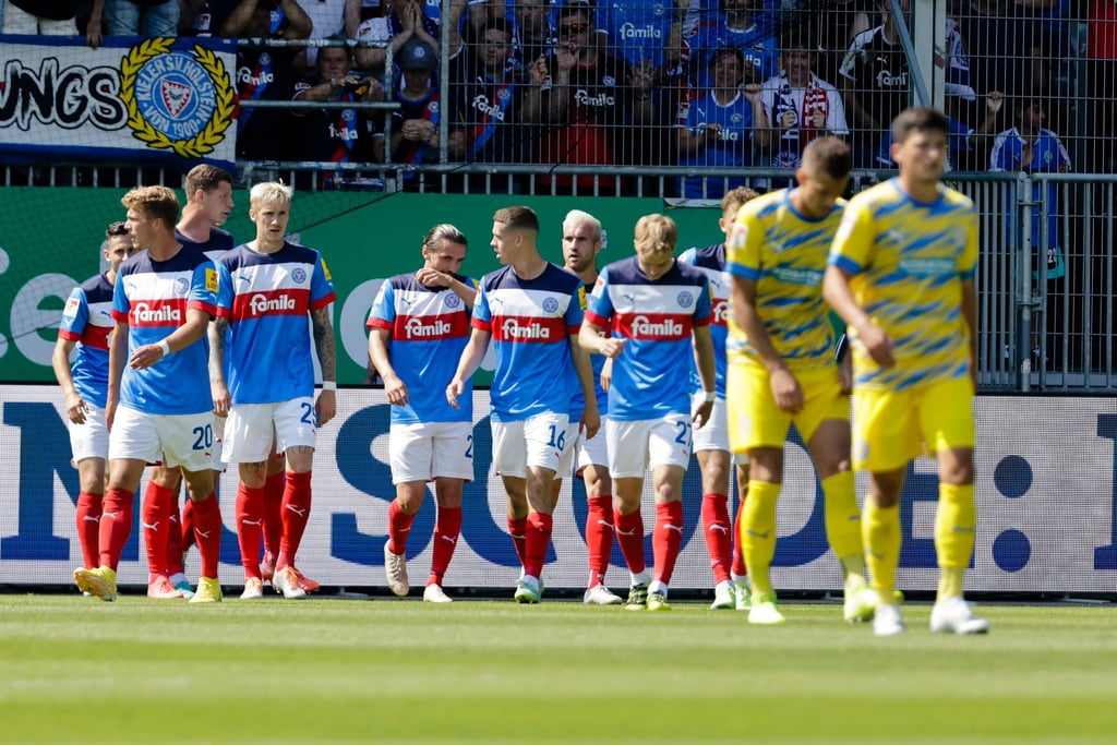 Die Kieler Spieler bejubeln das Tor zum 1:0 gegen Braunschweig.