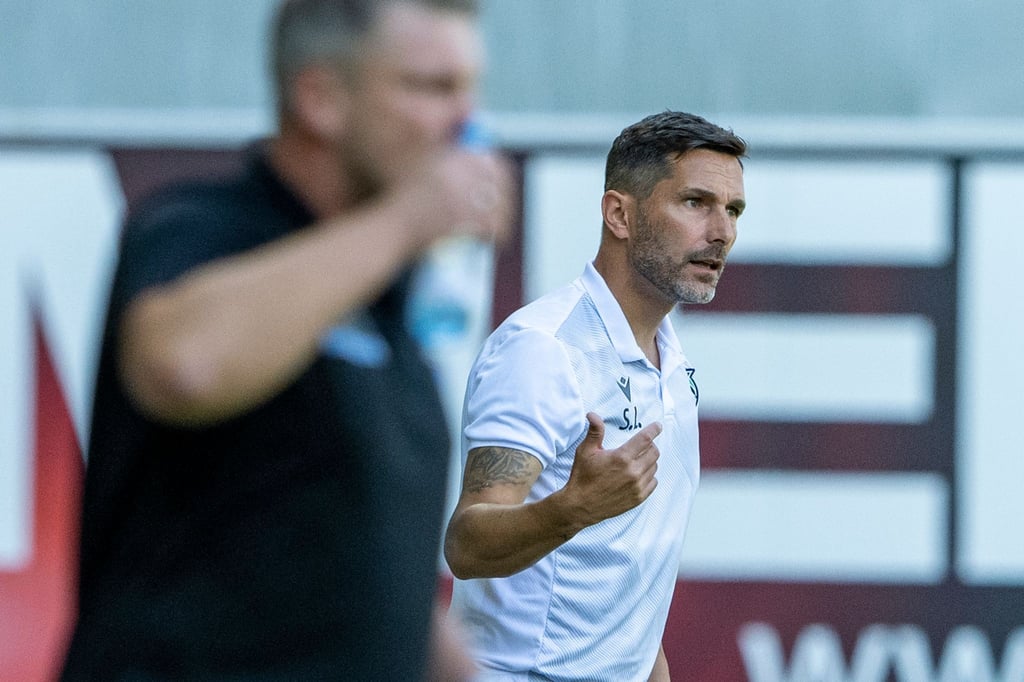 Hannovers Trainer Stefan Leitl (r) gibt Anweisungen.