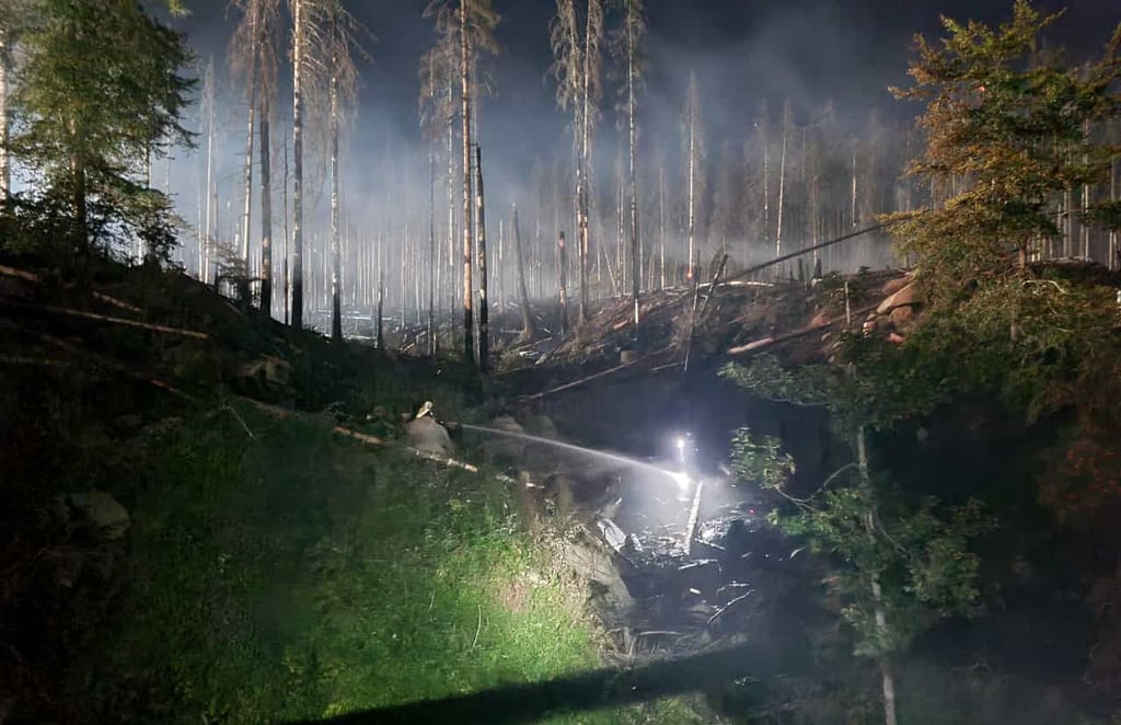 Auch Mitten in der Nacht gingen die Arbeiten im Wald bei Schierke weiter. Die Feuerwehrkameraden suchten vor allem nach Glutnestern im Boden.