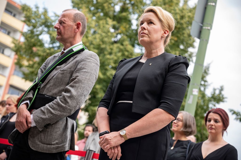 Franziska Giffey (SPD) und Axel Klausmeier stehen bei der Gedenkveranstaltung vor dem Mahnmal.