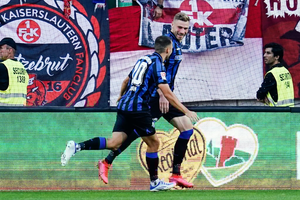 Paderborns Torschütze Felix Platte (r) jubelt mit Mitspieler Julian Justvan über sein Tor zur 1:0-Führung.