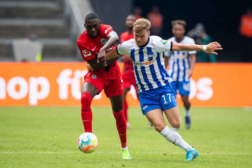 Frankfurts Randal Kolo Muani (l) und Herthas Maximilian Mittelstädt kämpfen um den Ball.