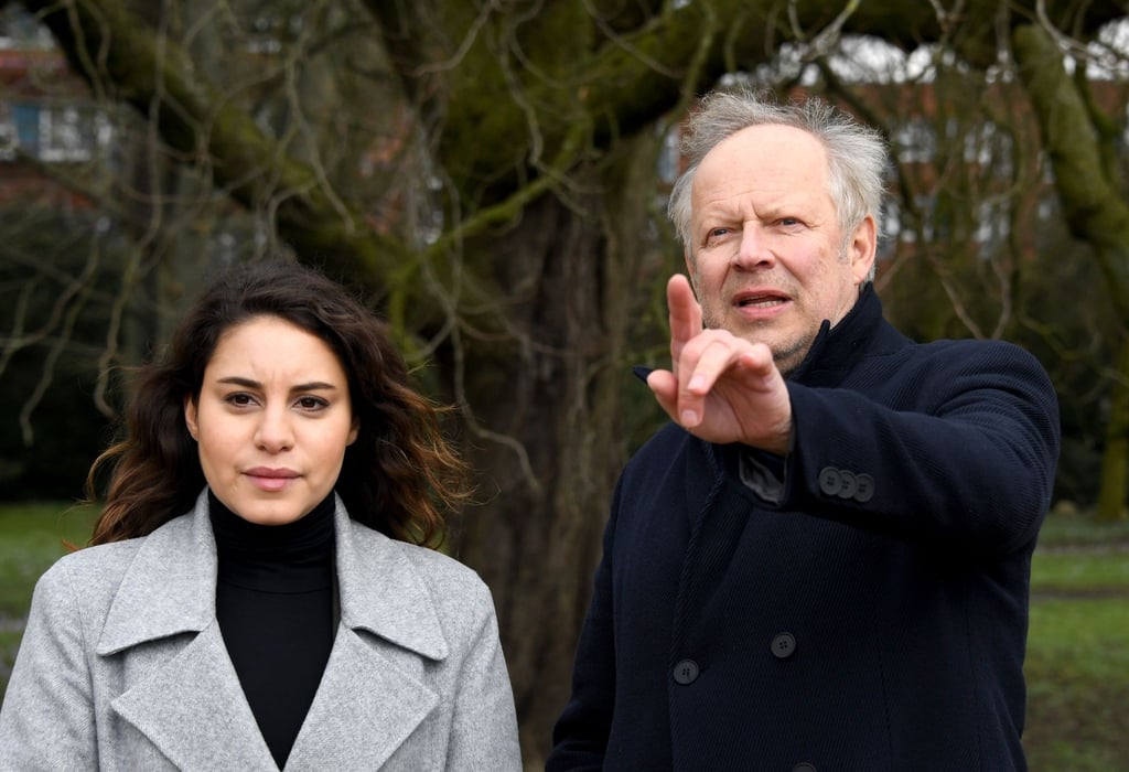 Almila Bagriacik als Mila Sahin und Axel Milberg (Borowski) am Rande von Dreharbeiten.
