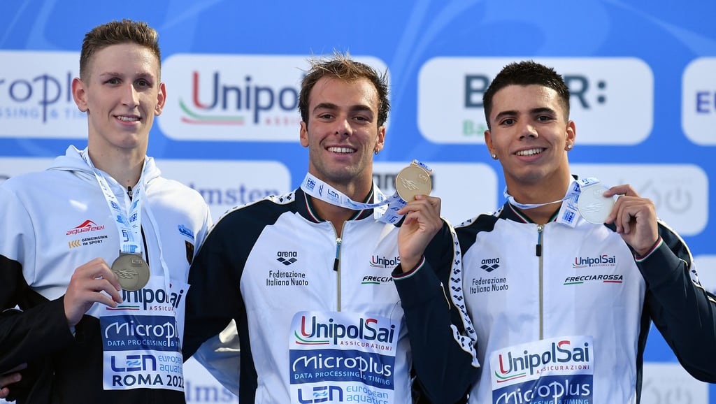 Gruppenbild mit deutschem Schwimmer: Lukas Märtens (l.) schob sich im Becken zwischen Gregorio Paltrinieri und Lorenzo Galossi und holte Silber.