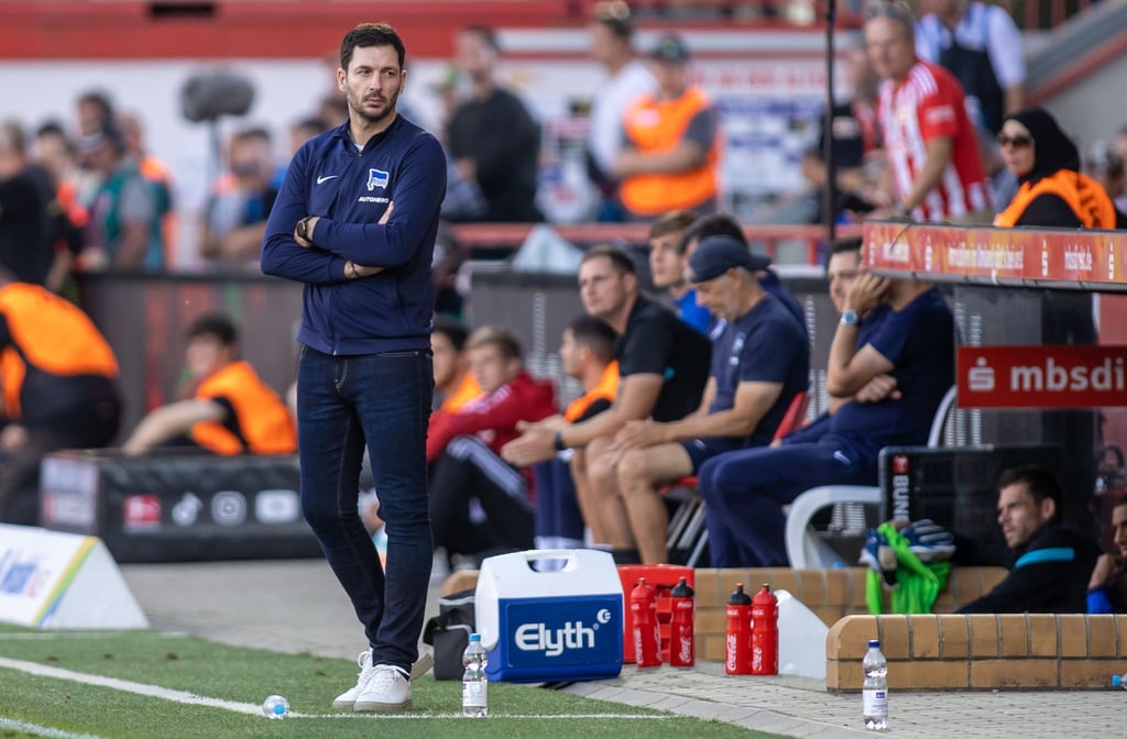 Cheftrainer Sandro Schwarz von Hertha BSC steht am Spielfeldrand.