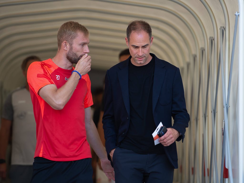 Konrad Laimer und RB Leipzigs Chef Oliver Mintzlaff (r.)