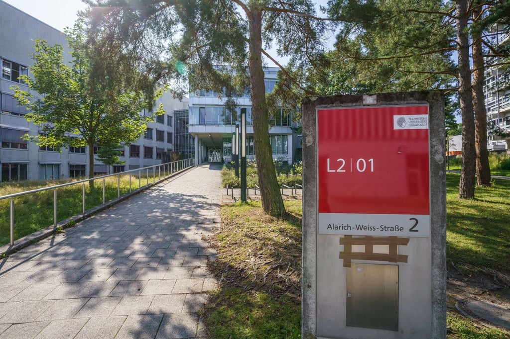 Das Gebäude L2/01 auf dem Campus Lichtwiese der Technischen Universität Darmstadt. Hier gab es vor knapp einem Jahr nach einem mutmaßlichen Giftanschlag sieben Menschen mit Vergiftungserscheinungen.