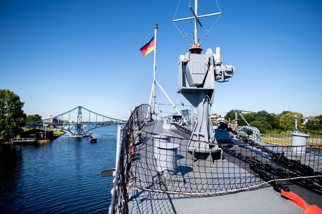Ein deutsche Flagge weht am Bug des ehemaligen Zerstörers „Mölders“ (D186) im Marinemuseum.