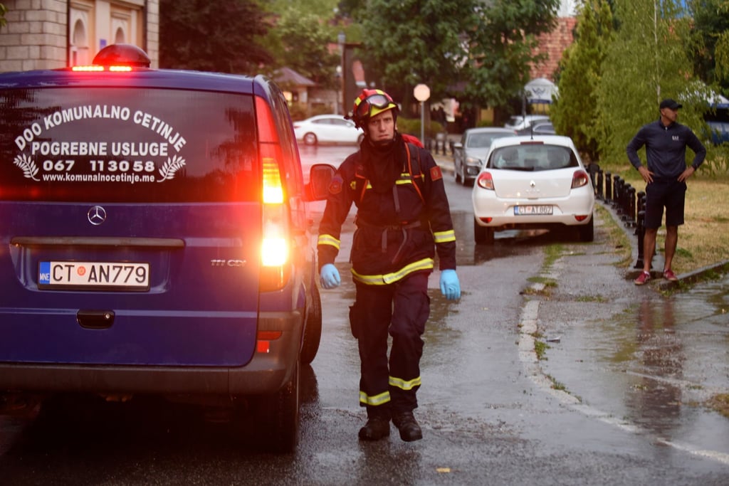 Ein Feuerwehrmann geht an einem Leichenwagen am Ort des Amoklaufs vorbei.