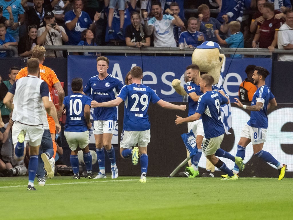 Die Schalker Spieler feiern den späten Ausgleich durch Marius Bülter (M).