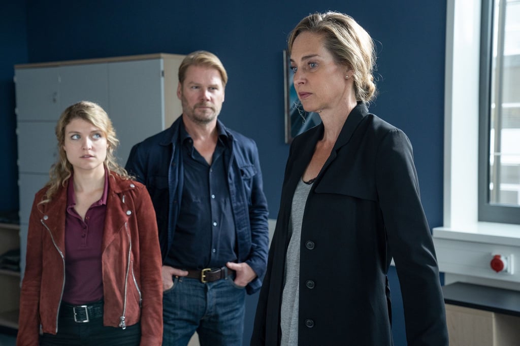 Kommissar Winkler (Kai Scheve, M) und Kommissarin Szabo (Lara Mandoki, l) befragen Professor Doktor Sybille Köhler (Sophie von Kessel).