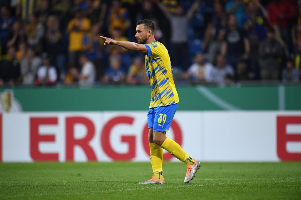 Braunschweigs Robin Krauße läuft über das Spielfeld.