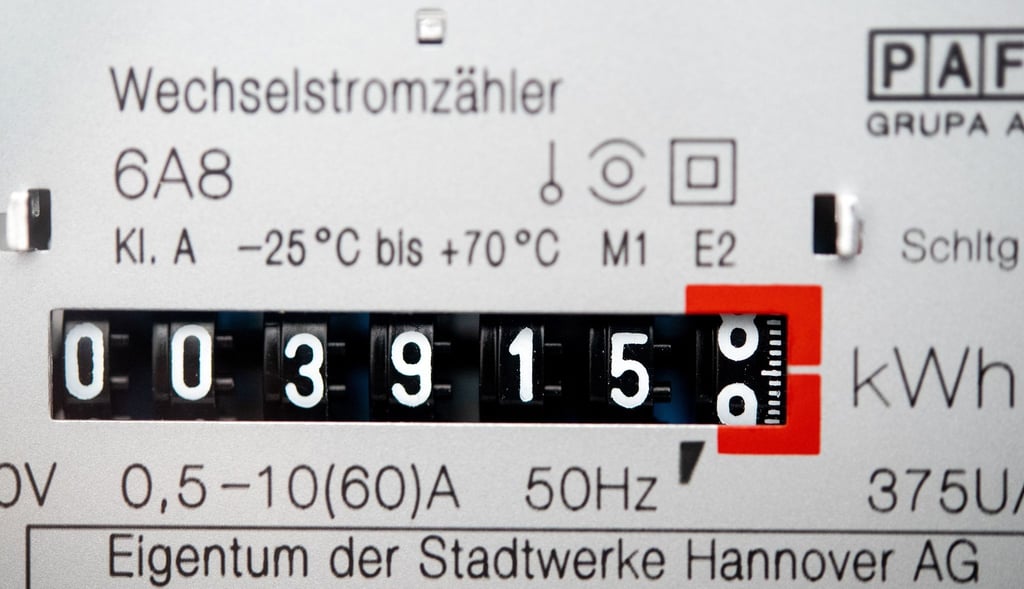 Ein Wechselstromzähler zeigt den aktuellen Zählerstand in Kilowattstunden in einem Haushalt an.