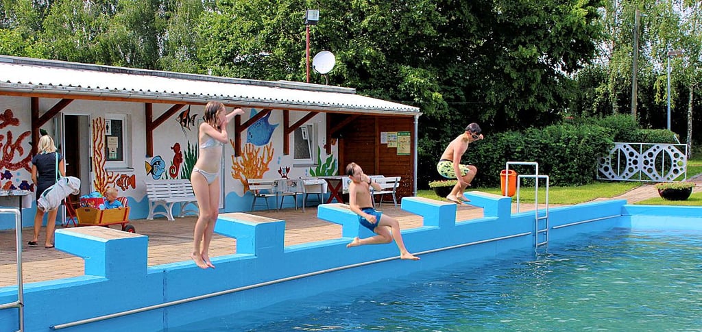 Badespaß im Freibad in Glauzig