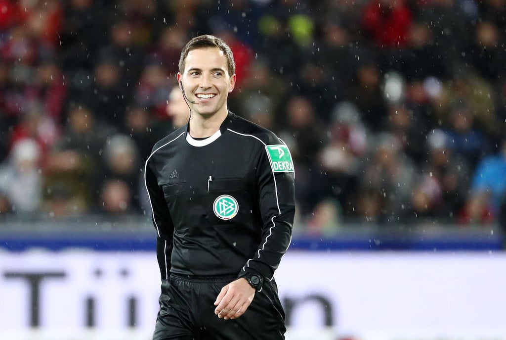 Benjamin Brand pfeift das Spiel gegen 1. FC Köln.