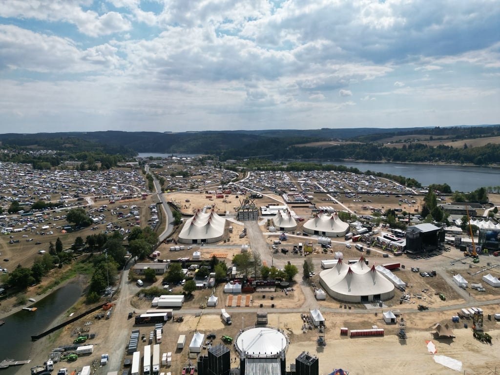 Die Besucherinnen und Besucher campieren auf dem Festivalgelände.