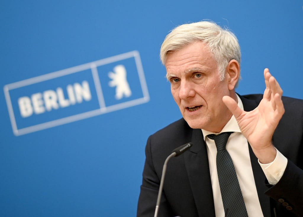 Stephan Schwarz (parteilos), Wirtschaftssenator des Landes Berlin, spricht bei einer Pressekonferenz.