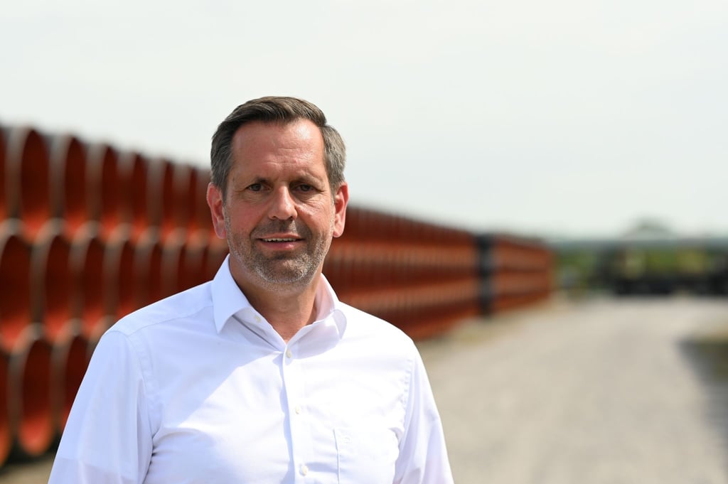 Olaf Lies (SPD), Umweltminister von Niedersachsen, lächelt.