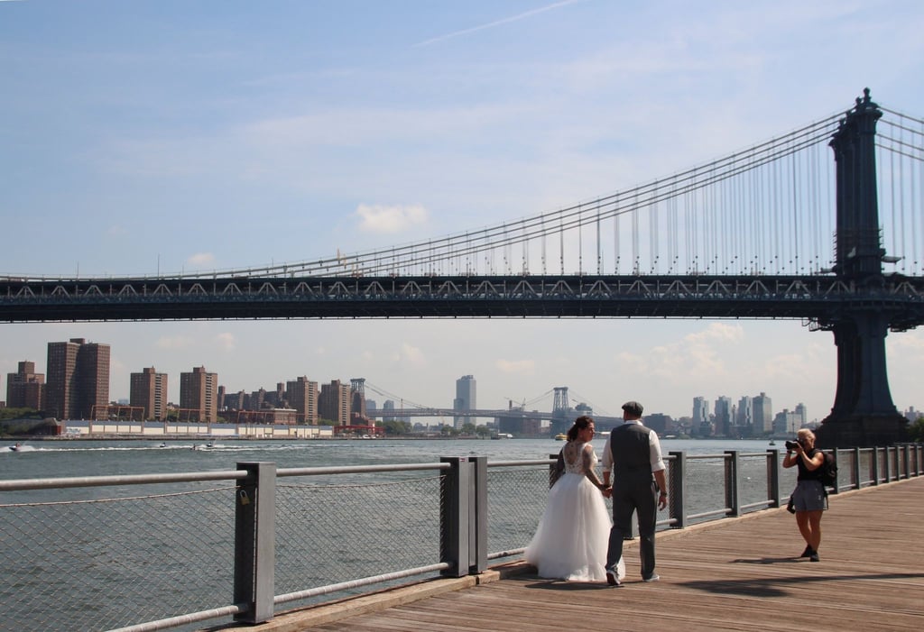 Eine Traumhochzeit vor der Skyline von Manhattan - das wünschen sich viele Paare.