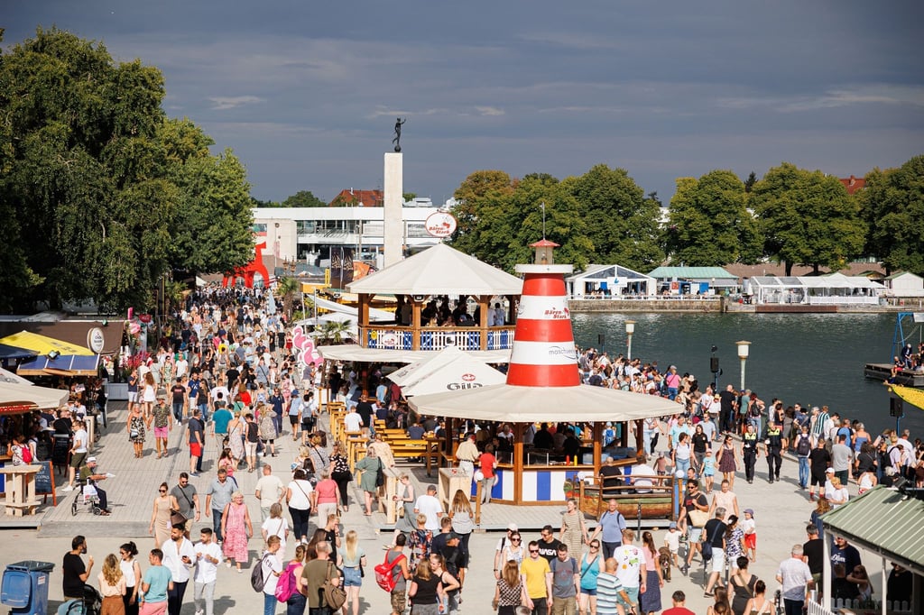 Menschen verweilen beim Maschseefest am Nordufer am Maschsee.
