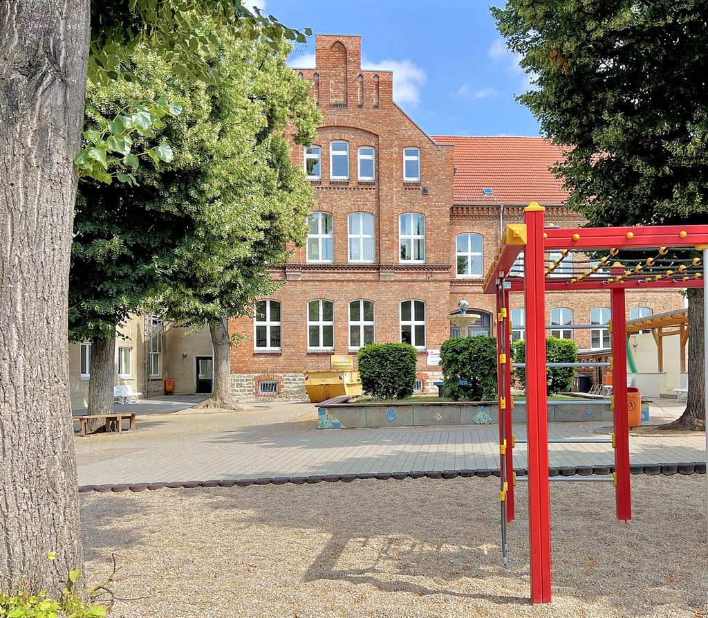 Die aus dem Jahr 1925 stammende Grundschule in Westeregeln, in der die Mädchen und Jungen der Gemeinde Börde-Hakel unterrichtet werden, wird in den Sommerferien umfangeich saniert.
