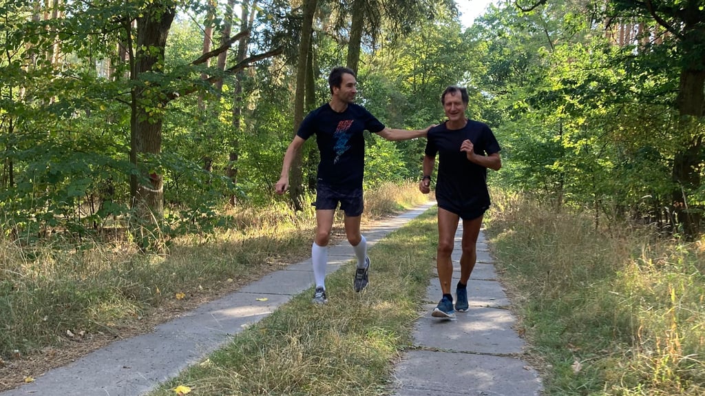 Lauforganisator Gerald Schmidt (rechts) und Volksstimme-Redakteur Marco Papritz sind die 10,5-Kilometer-Strecke vom Rolandlauf in Burg, der unter anderem durch das Bürgerholz führt, vorab gemeinsam absolviert.