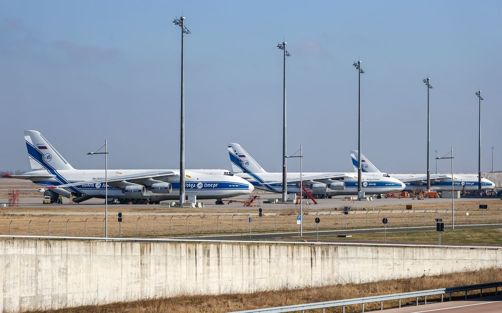 Drei Frachtflugzeuge der russischen Volga-Dnepr-Gruppe stehen Ende Februar am Flughafen Leipzig/Halle.